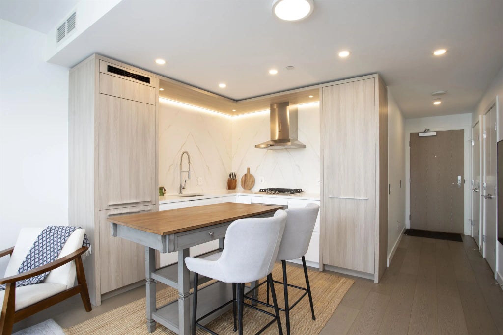 15165 Thrift Avenue 1103, White Rock