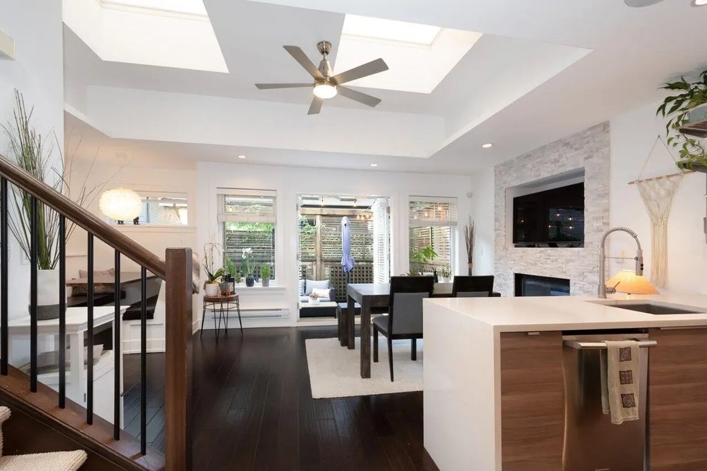 250 E 10th Street, North Vancouver