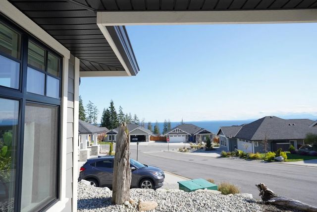 6078 Kingbird Avenue, Sechelt