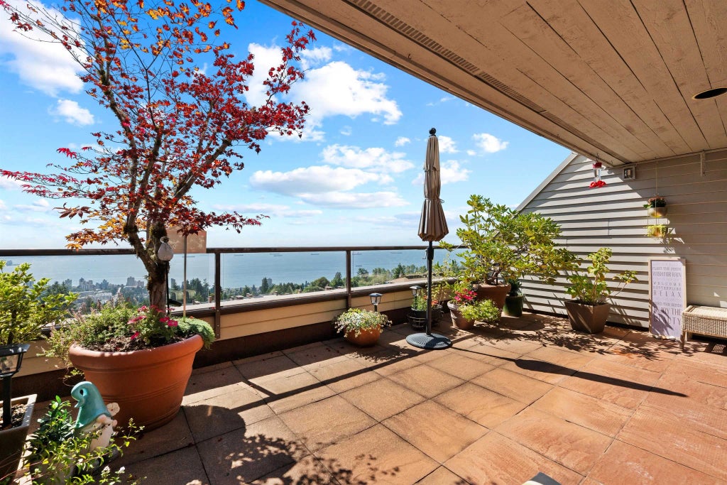 2250 Folkestone Way 48, West Vancouver