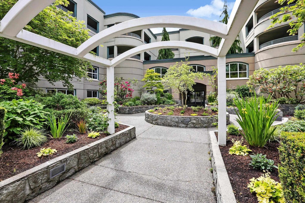 1725 128 Street 305, Surrey