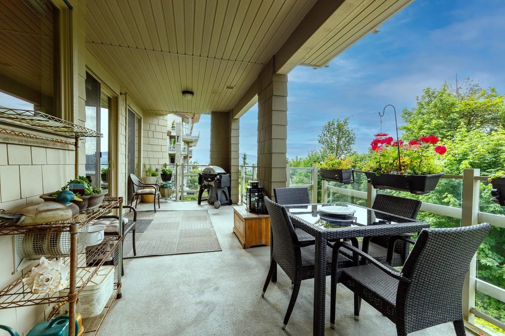 560 Raven Woods Drive 301, North Vancouver