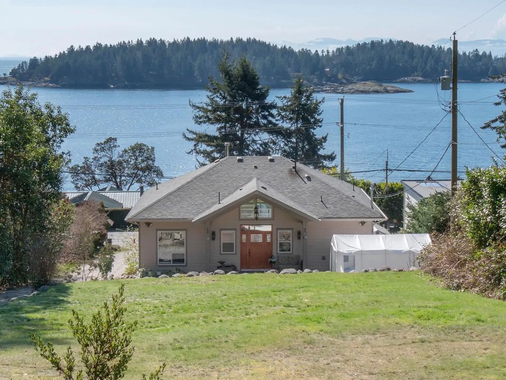 6682 Sunshine Coast Highway, Sechelt