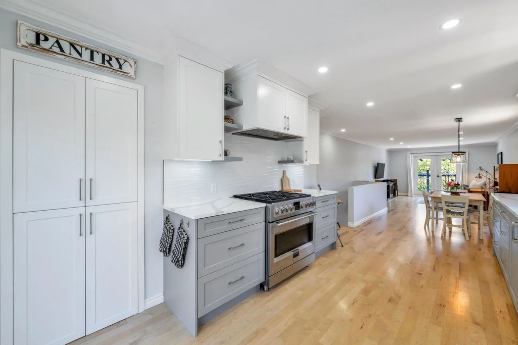 871 Kent Street, White Rock