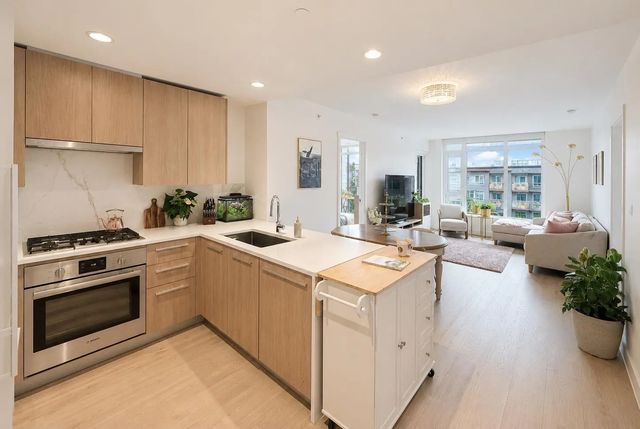 2707 Library Lane 305, North Vancouver