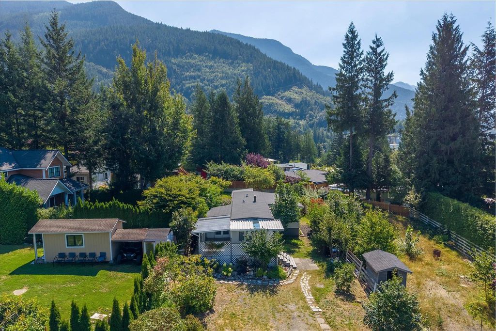 827 Minaty Lane, Britannia Beach