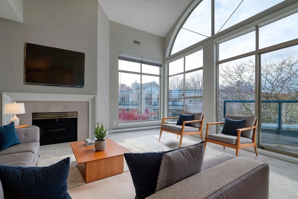 4753 W River Road 304, Ladner