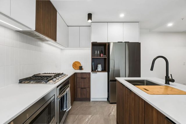 623 Kemsley Avenue 206, Coquitlam