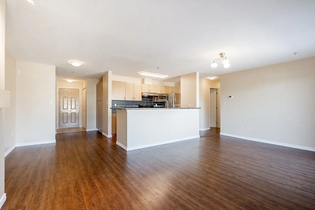 15220 Guildford Drive 401, Surrey