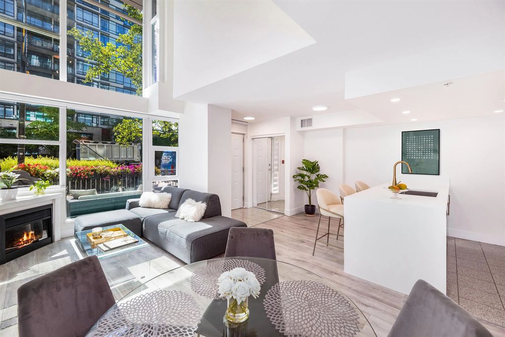168 E Esplanade Avenue Th8, North Vancouver