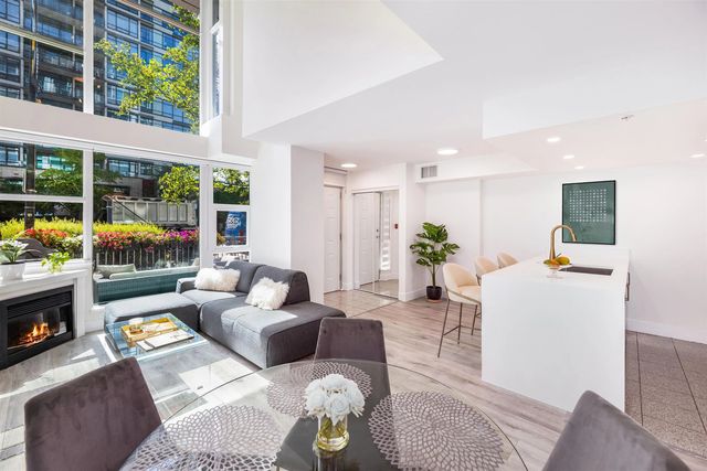 168 E Esplanade Avenue Th8, North Vancouver