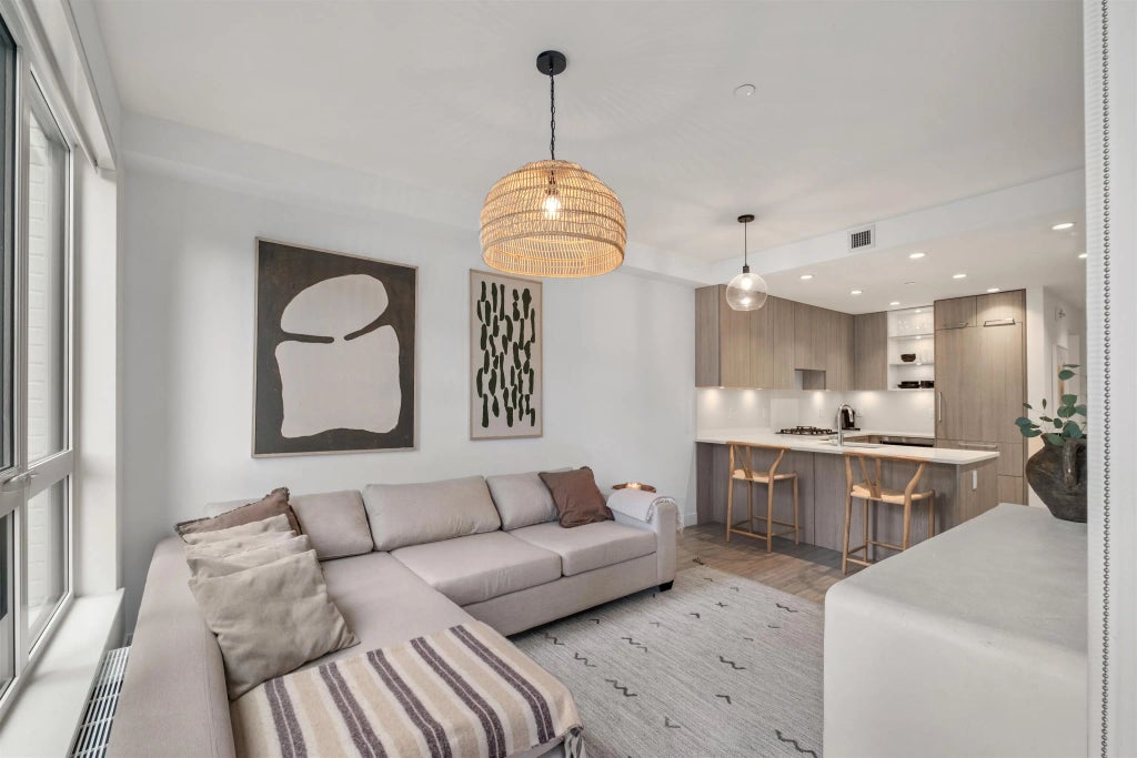 733 E 3rd Street 102, North Vancouver