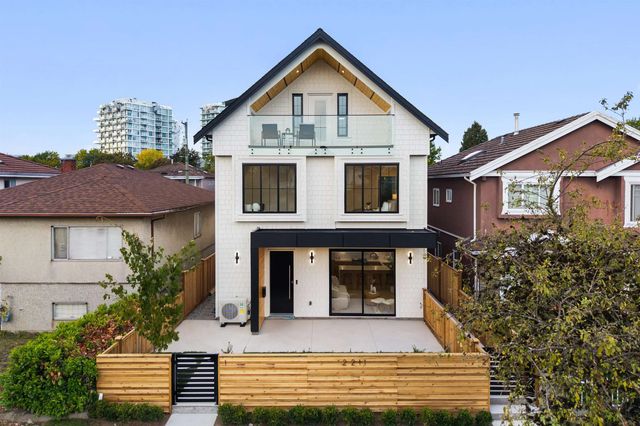 2211 Mannering Avenue 2, Vancouver