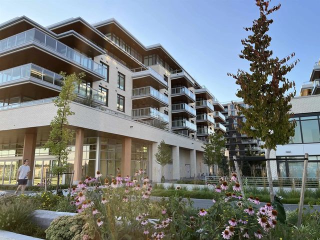 785 Harbour Way 407, North Vancouver