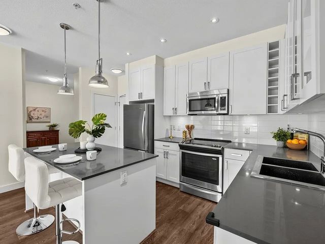 16398 64 Avenue 202, Surrey