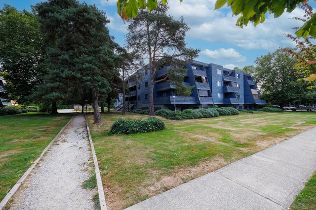 17661 58a Avenue 207, Surrey