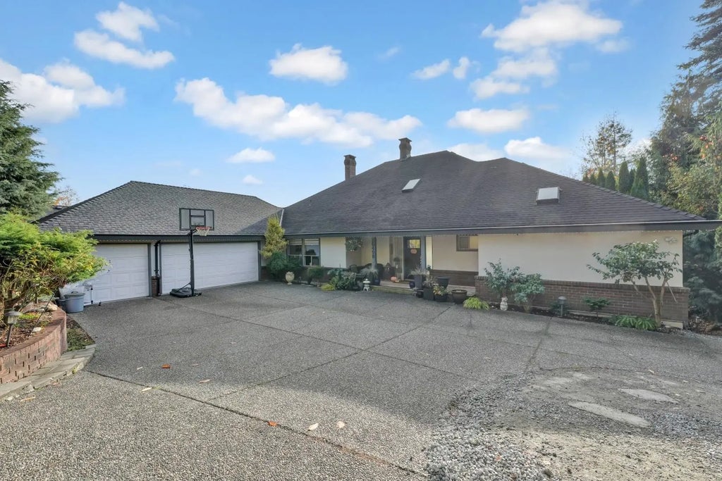 16498 77 Avenue, Surrey