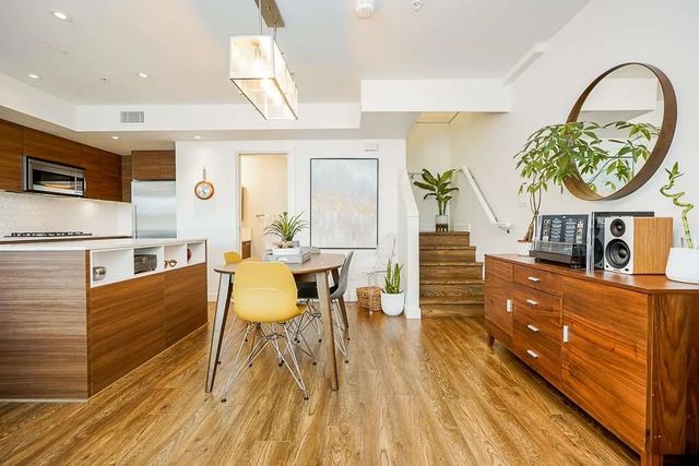 1061 Marine Drive 202, North Vancouver