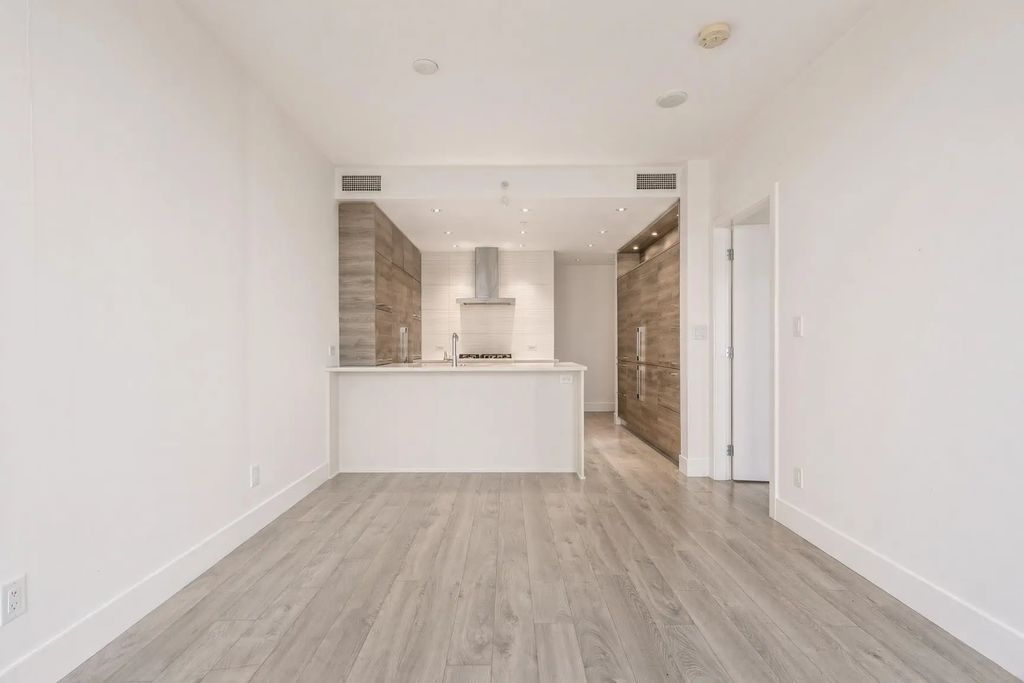 7388 Kingsway 1403, Burnaby