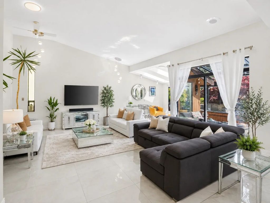 2940 Dresden Way, North Vancouver