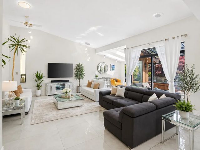 2940 Dresden Way, North Vancouver