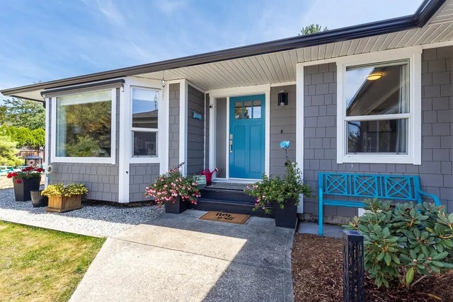 5592 Curtis Place, Sechelt