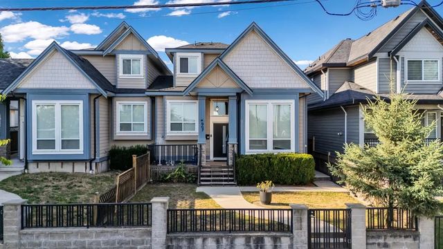 907 Harris Avenue, Coquitlam