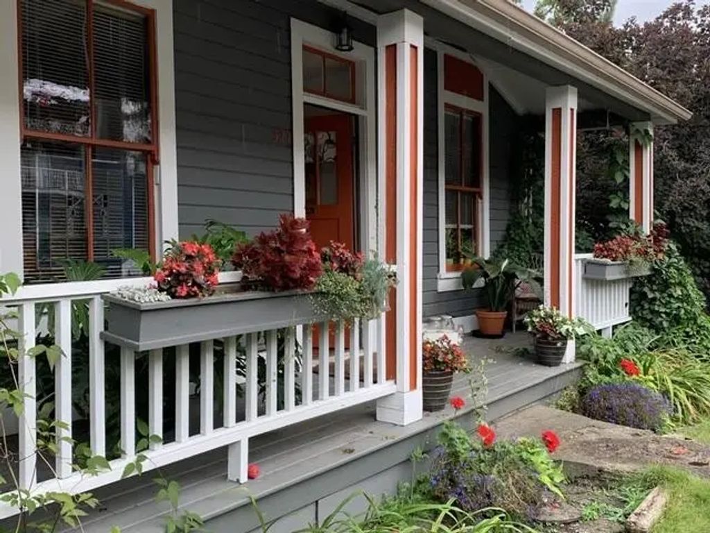 324 Tenth Street, New Westminster