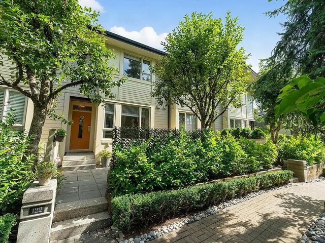 9229 University Crescent 122, Burnaby