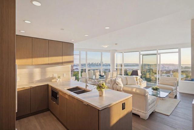 112 E 13th Street 906, North Vancouver