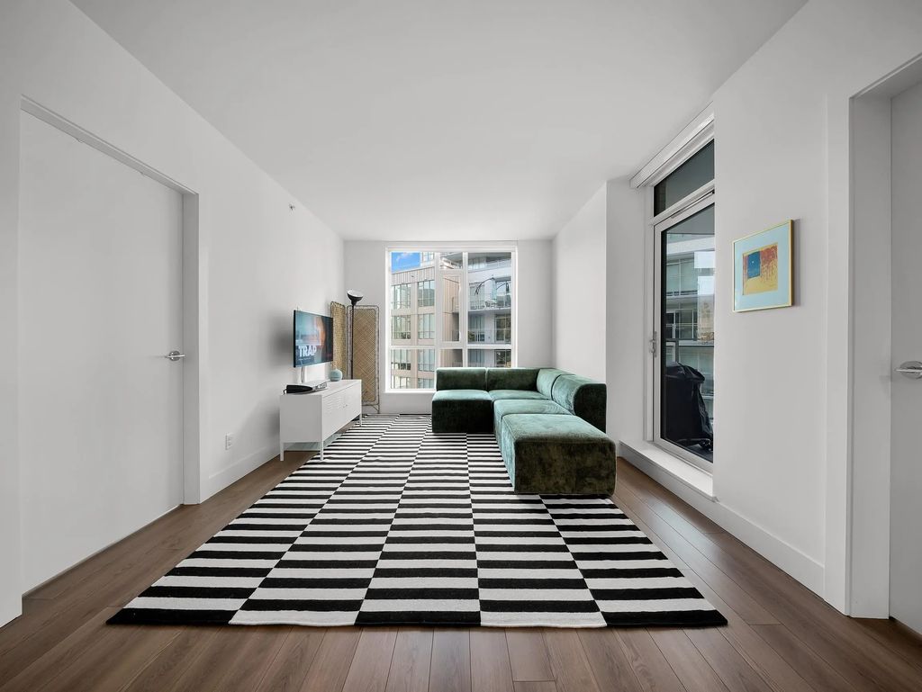 2375 Emery Court 404, North Vancouver
