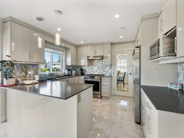 15271 95 Avenue, Surrey