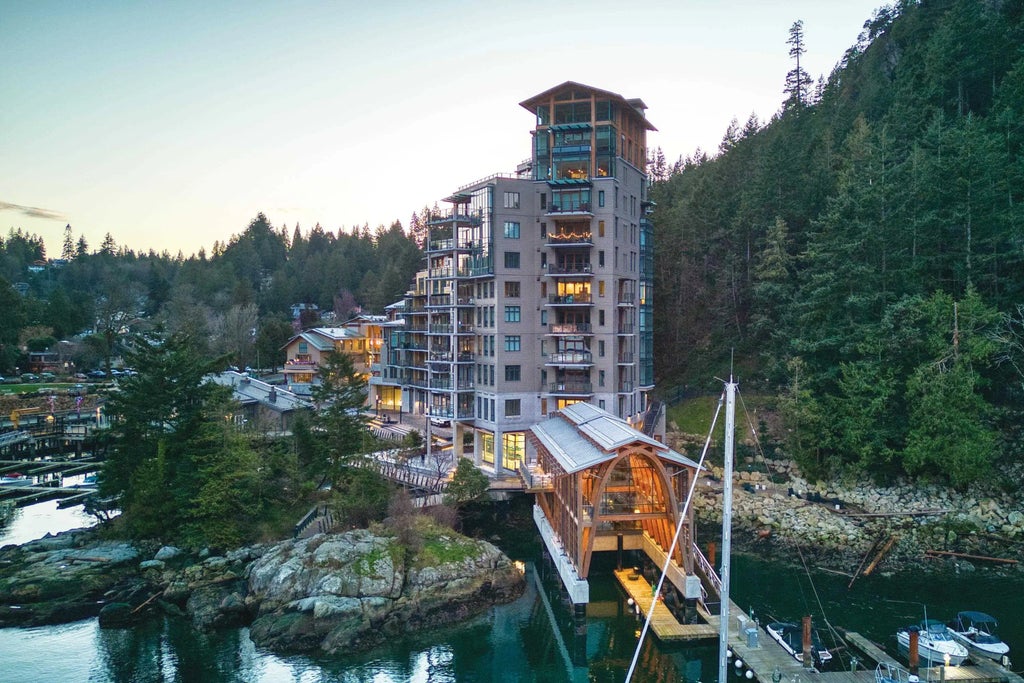 6707 Nelson Avenue 201, West Vancouver