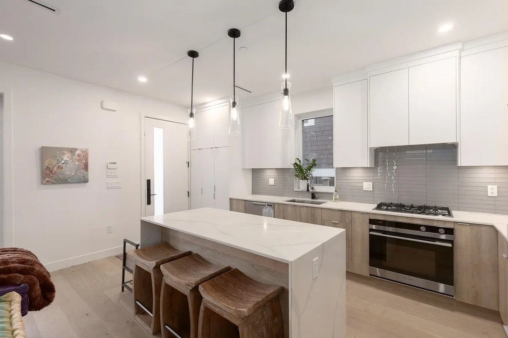 4372 W 13th Avenue, Vancouver