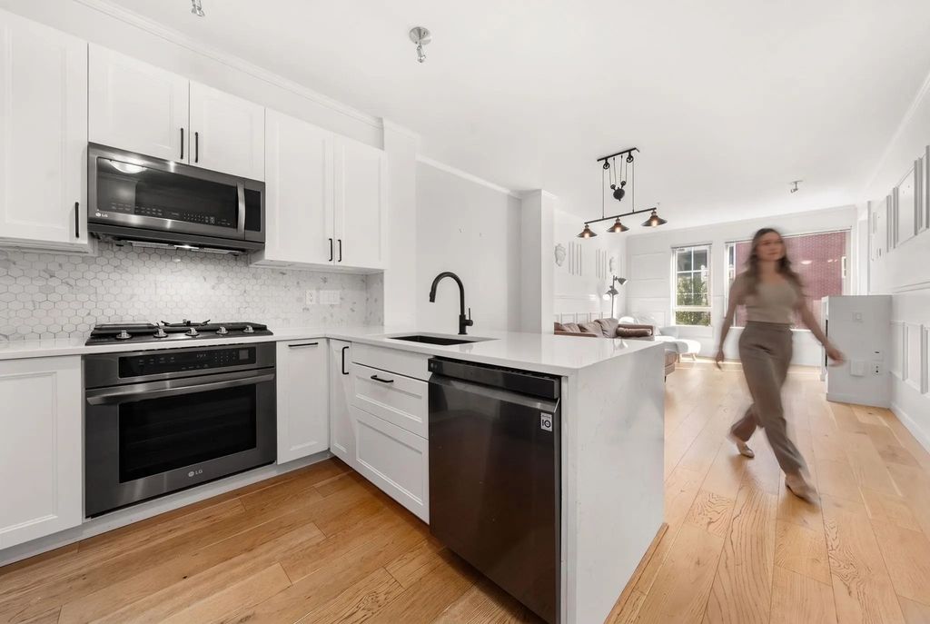 119 W 22nd Street 417, North Vancouver