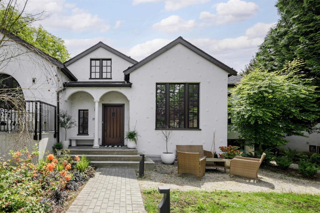 2502 W 33rd Avenue, Vancouver