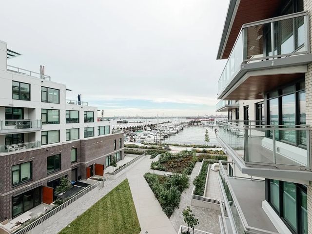 777 Harbour Way 401, North Vancouver