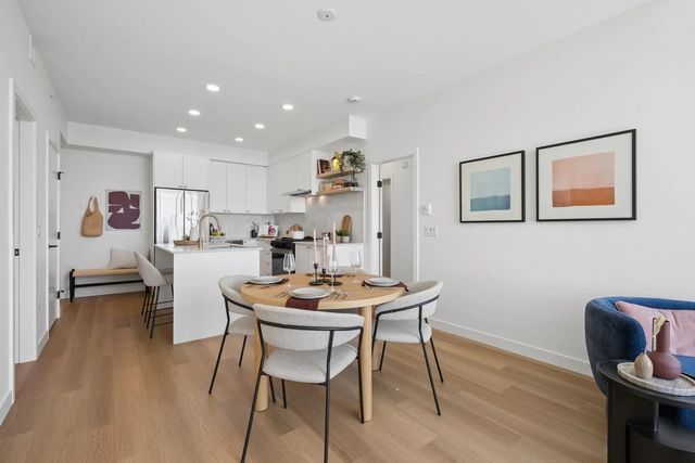 215 Mcbay Lane 603, Coquitlam