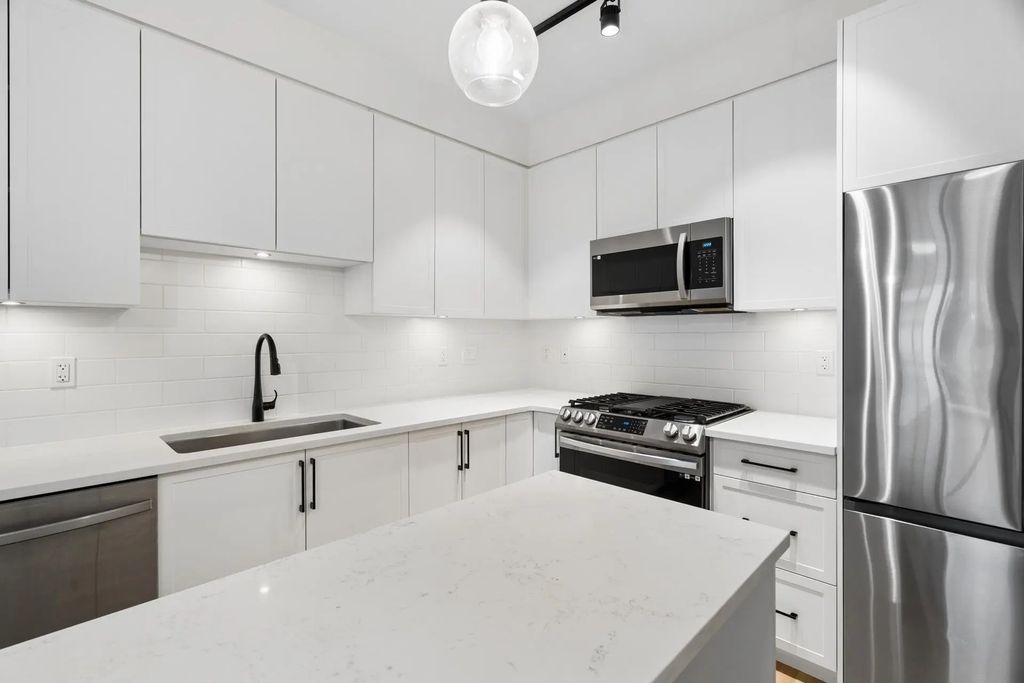 7506 199a Street 326, Langley