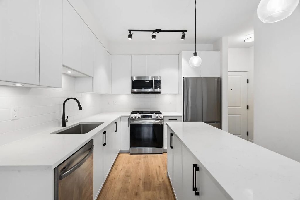 7506 199a Street 326, Langley