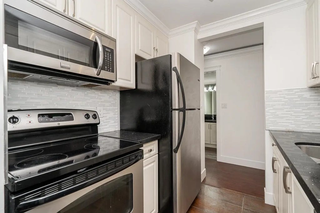 1850 E Southmere Crescent 8, Surrey