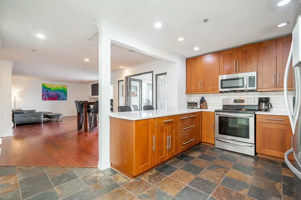 1000 Bowron Court 405, North Vancouver