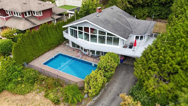 1725 Rosebery Avenue, West Vancouver