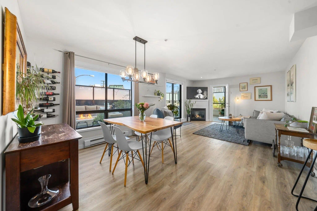 935 W 16th Street 206, North Vancouver