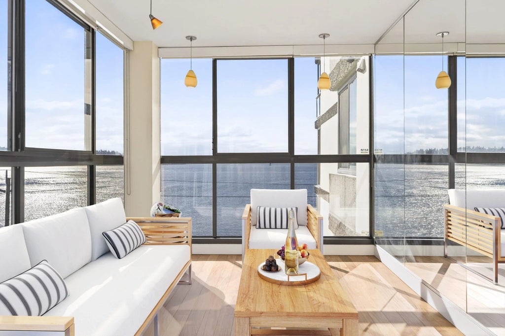 2090 Argyle Avenue 203, West Vancouver