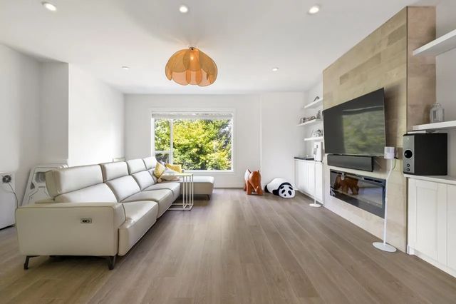 2277 Oak Meadows Drive 228, Surrey