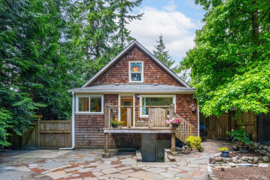 1075 Gladwin Drive, North Vancouver