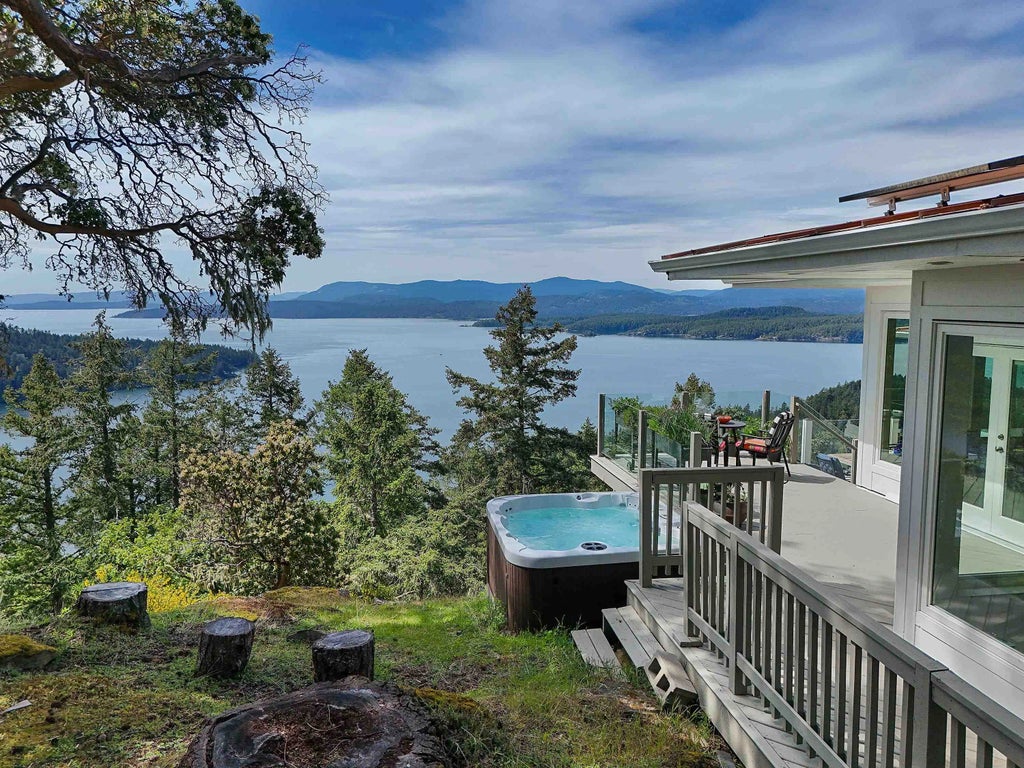 356 East West Road, Mayne Island