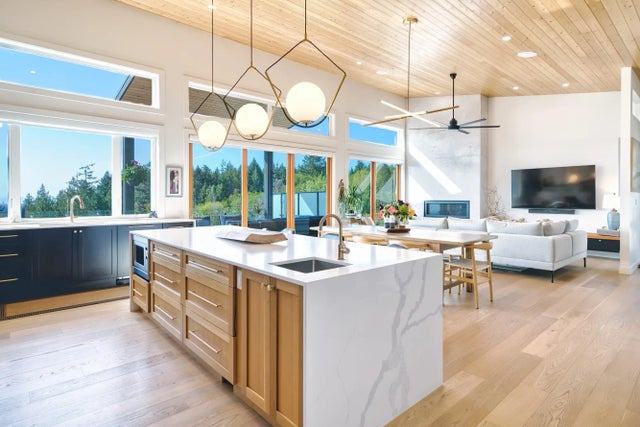 5769 Genni's Way, Sechelt