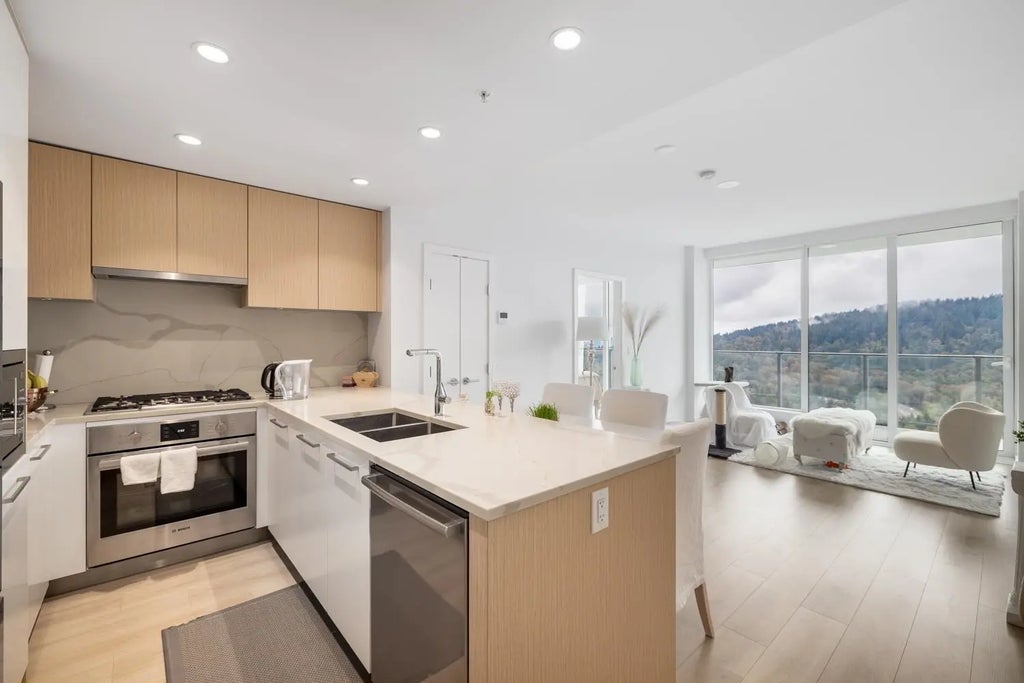 567 Clarke Road 3002, Coquitlam